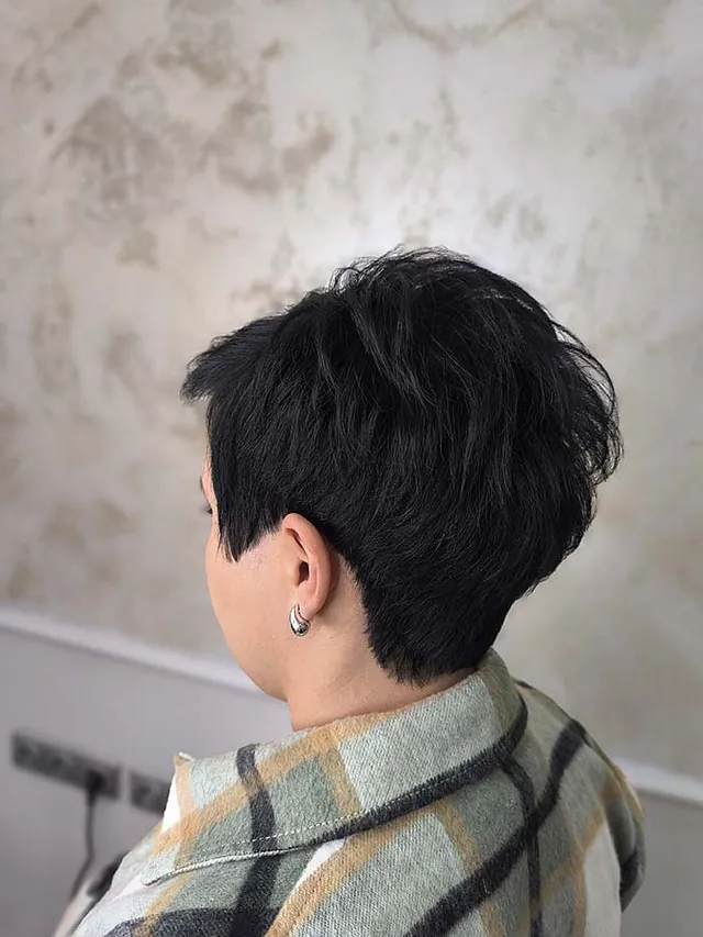 Peluquería Jairo León - Extensiones - Mujer chica con corte de cabello